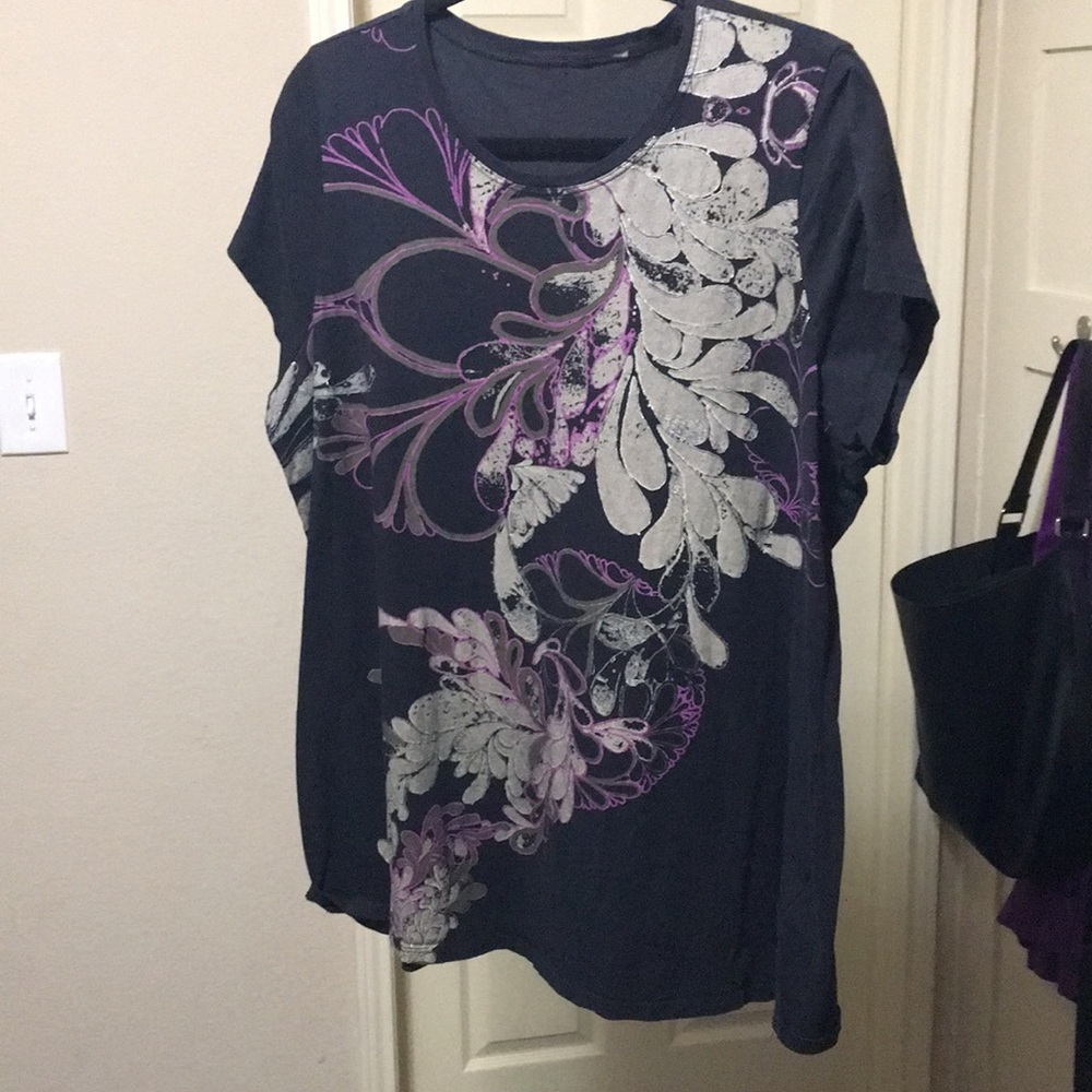 Simple, pretty black tee